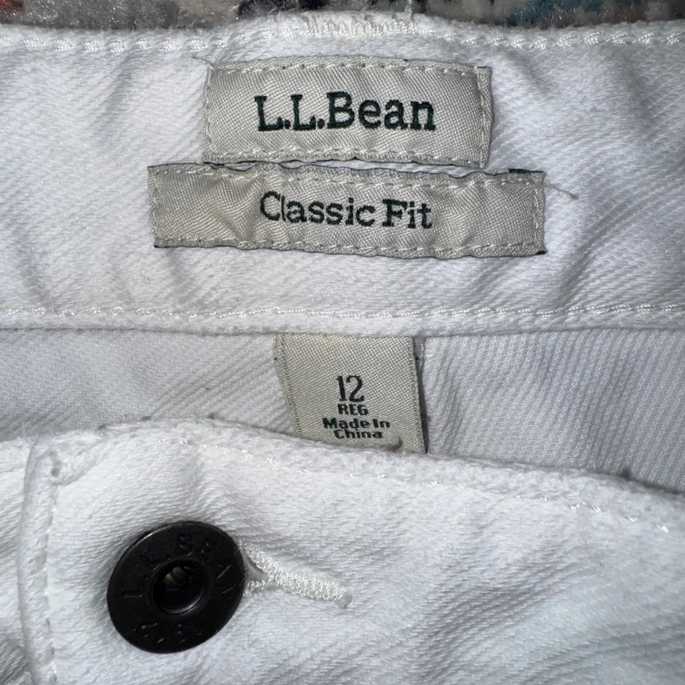 Women’s L.L. Bean Classic Fit White Cropped Denim
Size 12 - Picture 4 of 5